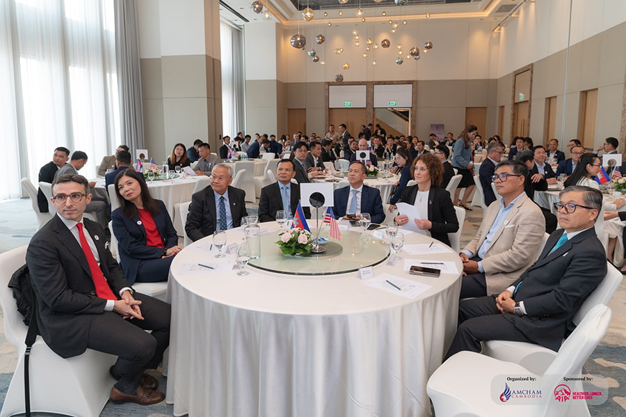 AmCham Bancassurance Workshop - people sitting at table